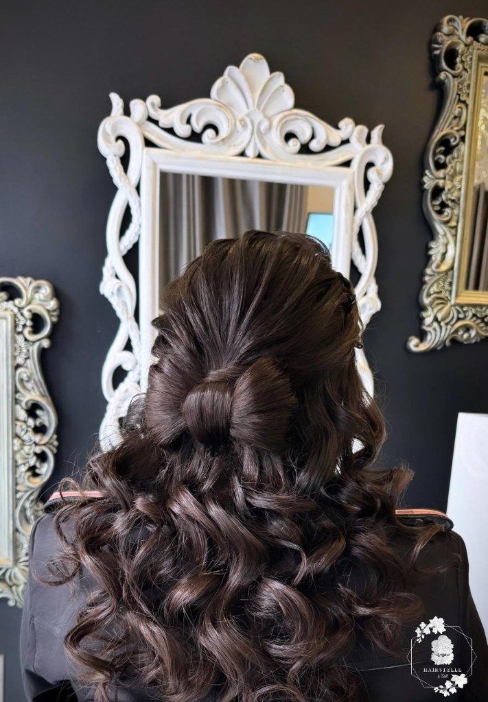 Soft half-up brunette curls styled by Hairstelle
