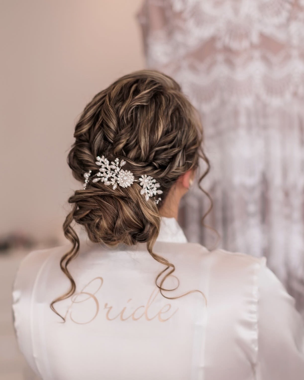 Sculpted blonde bridal form by Hairstelle